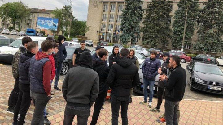 Некоторым соседям в Хынчештах смерть ребенка кажется подозрительной.