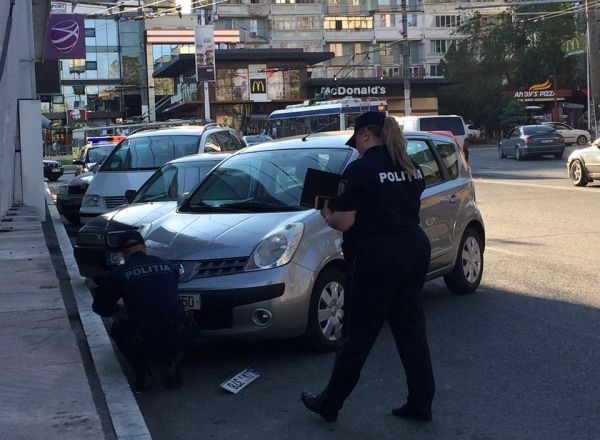 Pedepsele nu-i sperie. Șoferii parchează în preajma unui sens giratoriu. Foto: protv.md