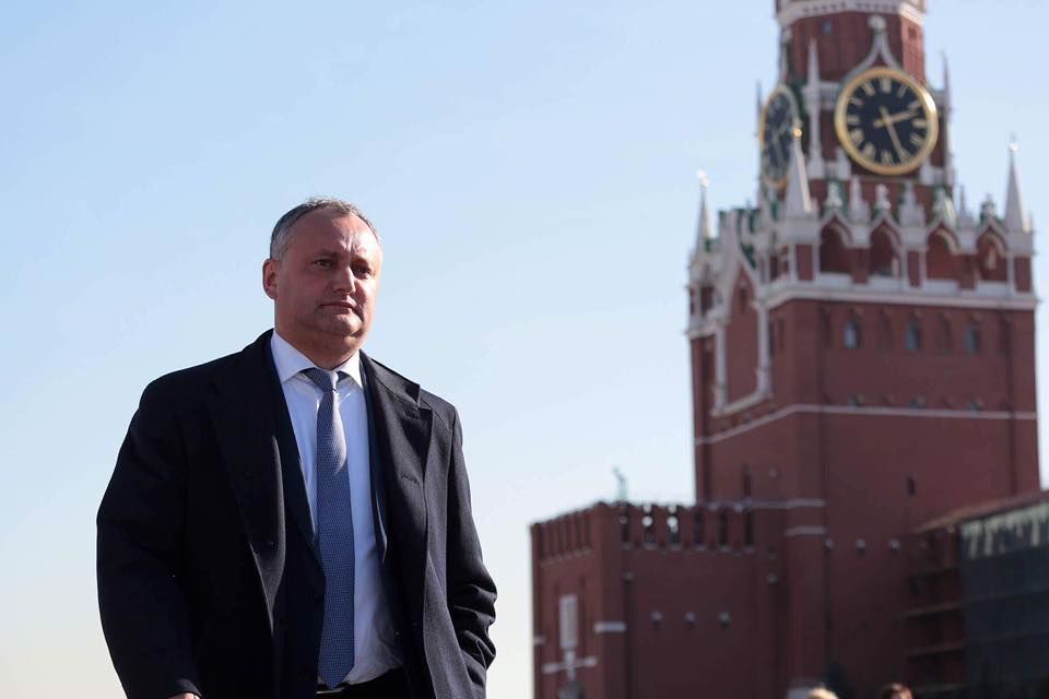 В ходе переговоров в Москве, Додон намерен "обсудить два ключевых вопроса: возврат молдавской продукции на российский рынок, а также проблему молдавских трудовых мигрантов в России". 