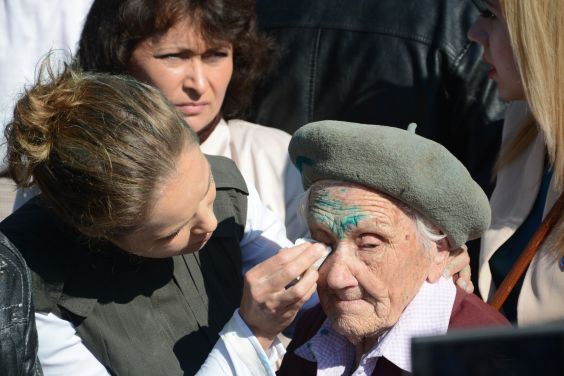 Зеленкой облили 91-летнюю Любовь Печко.