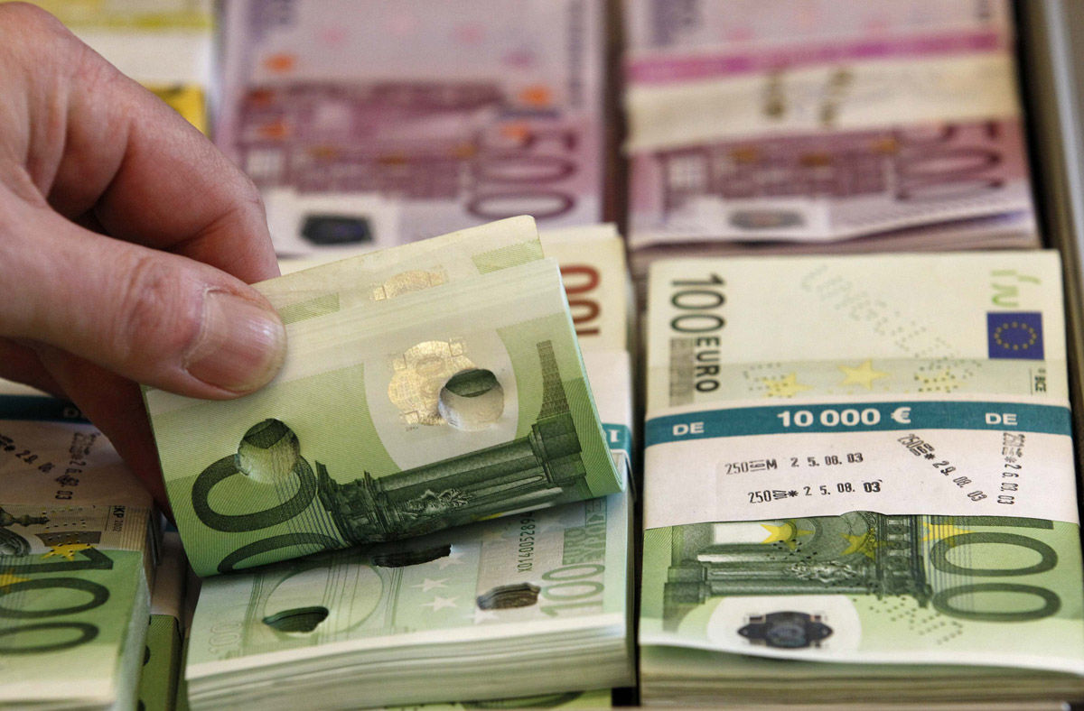 Moneda europeană ar putea să piardă teren în faţa dolarului american.
