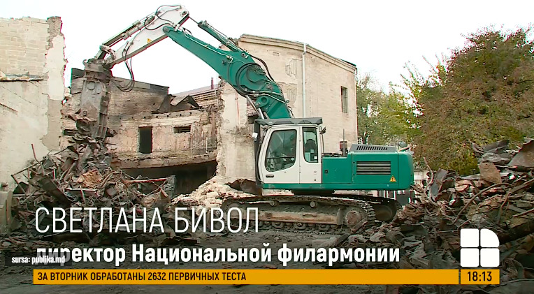 Рабочие закончили демонтаж крыши большого концертного зала сгоревшей филармонии.