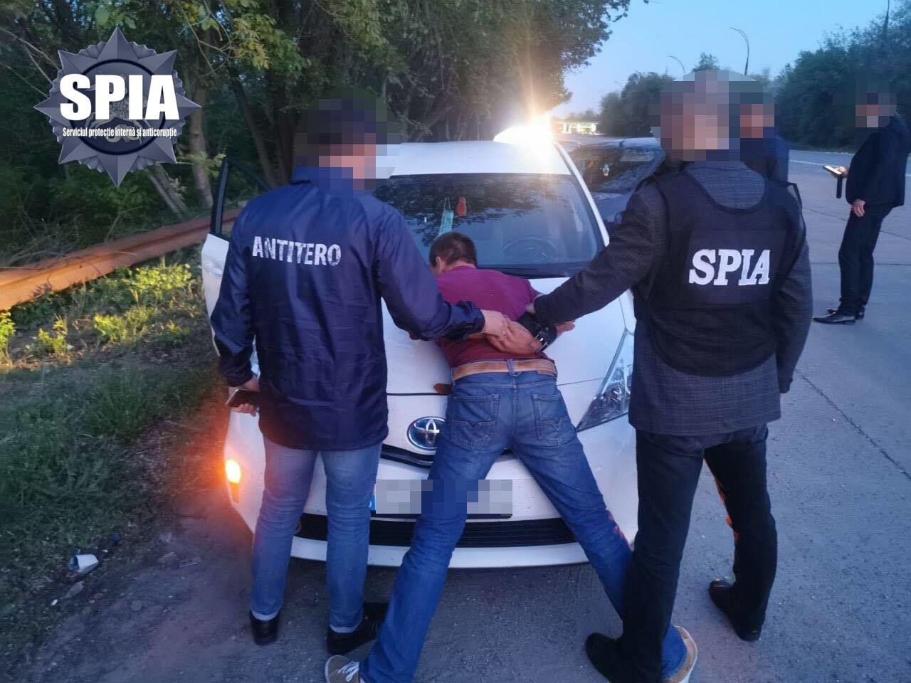 Лжеполицейский принудил женщину к занятию проституцией в столице.