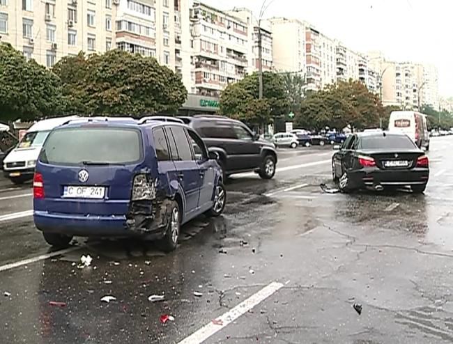 Două BMW-uri, un Volkswagen și o Honda, avariate în sectorul Râșcani. Foto: protv.md
