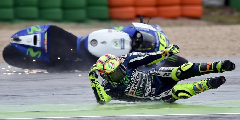 Pilotul italian Valentino Rossi, rănit într-un accident de motocros. 
