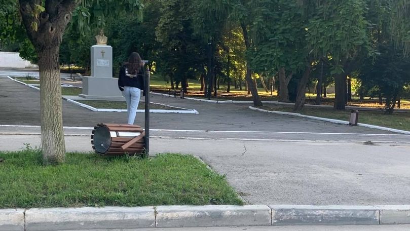 В Страшенах две нетрезвые девушки сломали городские урны.