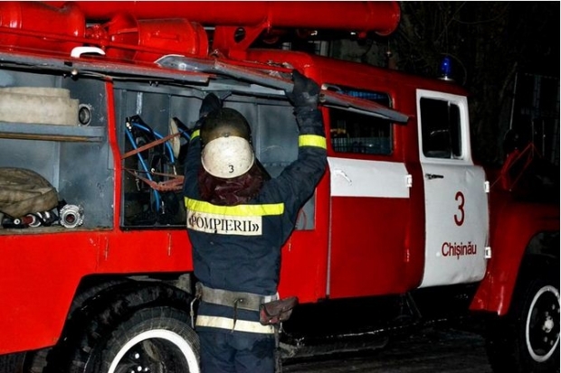Pompierii atenționează conducătorii auto sau cei care observă izbucnirea incendiilor să apeleze din primele momente la numărul de telefon 901.