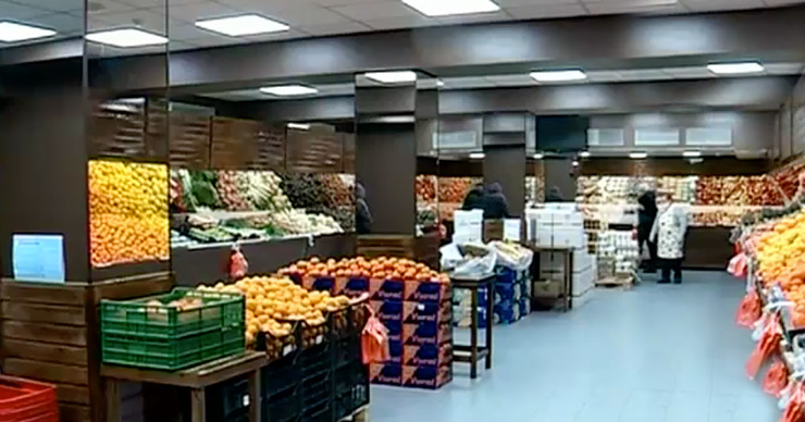 Продавцы центрального рынка жалуются на отсутствие покупателей.