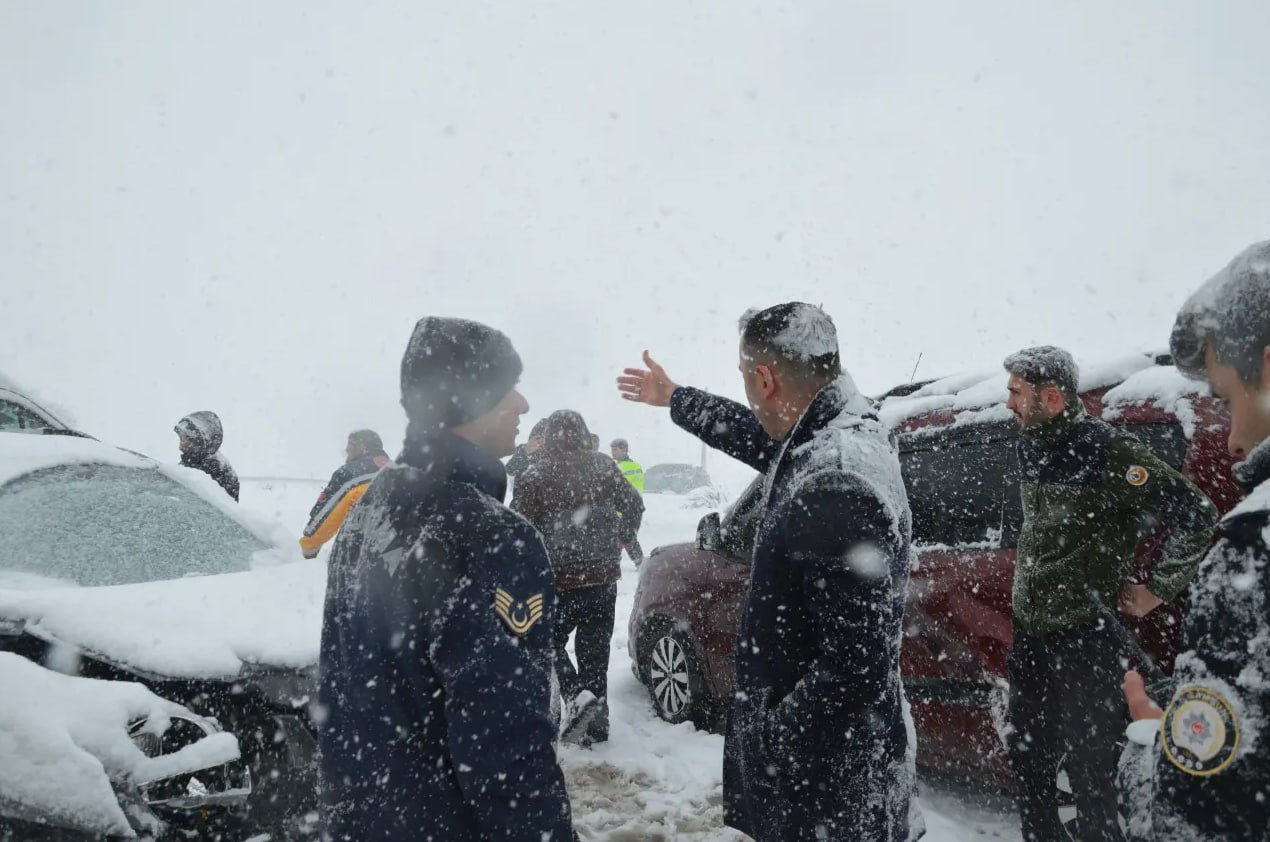 Haos pe șosele: Ninsoarea a provocat două accidente în lanț pe o autostradă din Turcia.