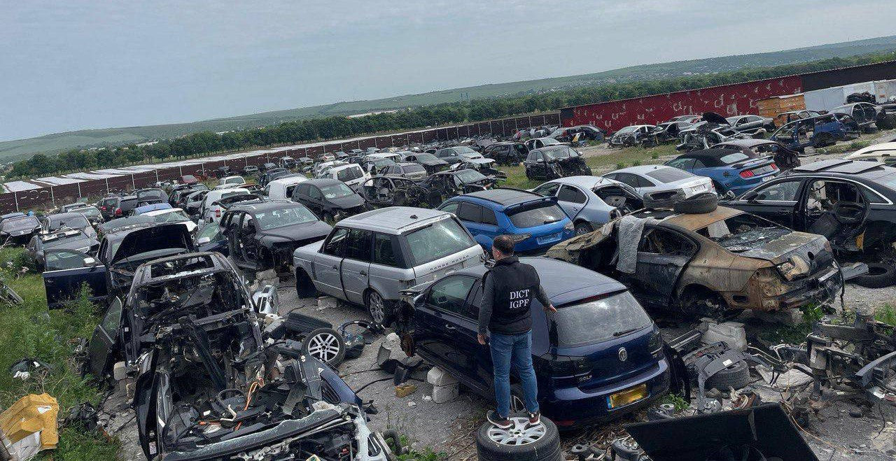 Раскрыта деятельность преступной группы по контрабанде люксовых автомобилей и запчастей.