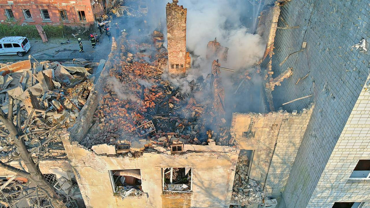 Зеленский: В результате удара по Львову погибли 7 человек, среди них ребенок.