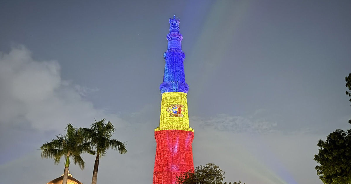 Qutb Minar din New Delhi, iluminat în culorile drapelului Moldovei cu ocazia Zilei Independenței.
