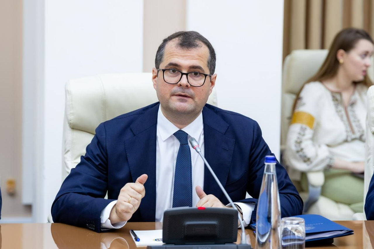 Тофан сдержанно относится к налогообложению банков.