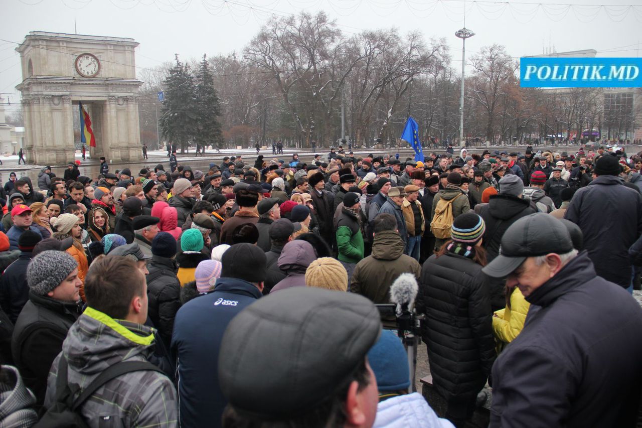 Situaţia legată de cursul valutar, dar în special majorarea excesivă a preţurilor aduce o stare de nelinişte tot mai mare în rândul  populaţiei, anunţă Politik.md.