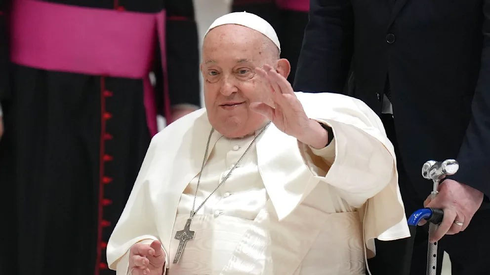 Papa Francisc glumește despre moartea sa: El se află în spital cu pneumonie.