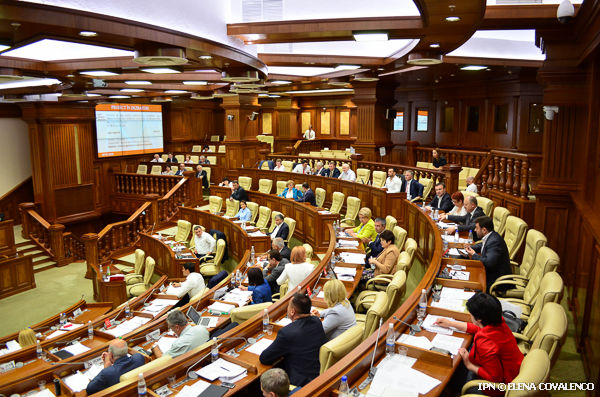 Fiind supusă votului, inițiativa președintelui a fost susținută doar 31 de deputați, un număr insuficient pentru a fi promovată. În semn de protest, deputații socialiști au plecat de la ședință.