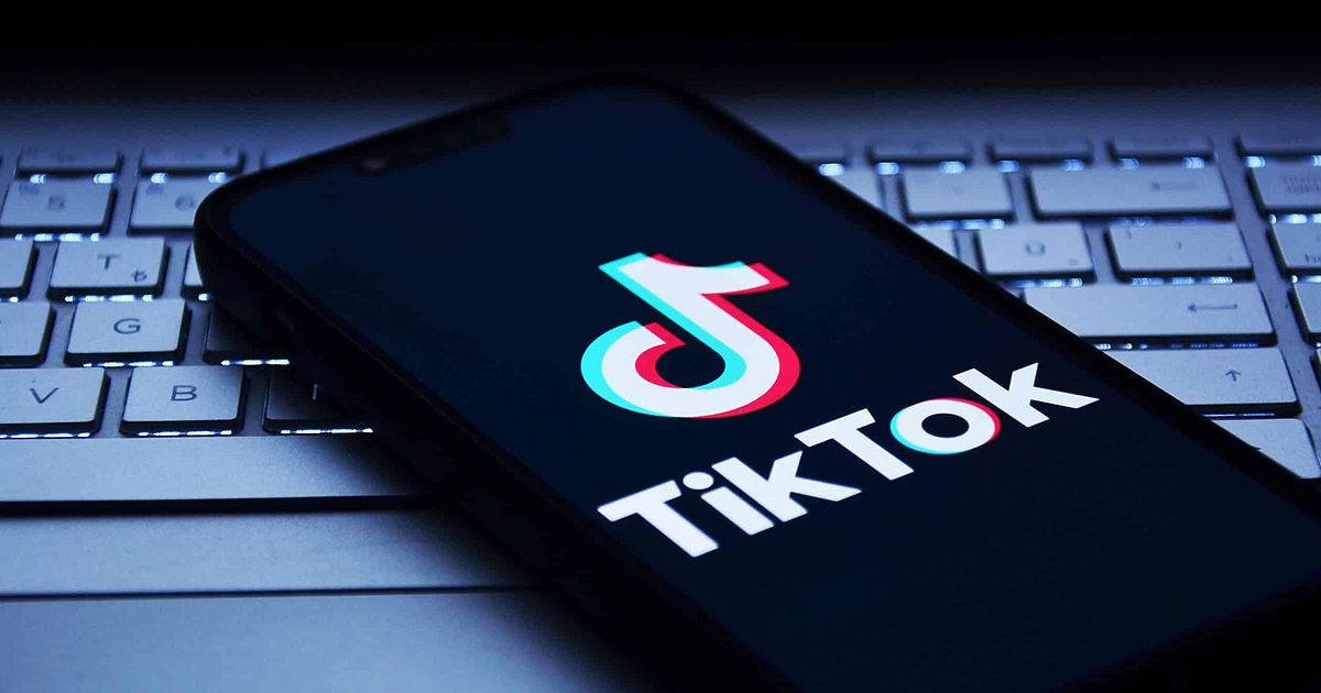 TikTok заполонили тысячи созданных ИИ видеороликов с девочками в откровенных нарядах.