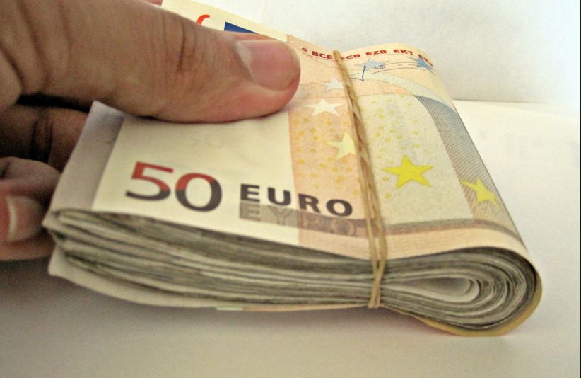 Banca Naţională a stabilit pentru astăzi un curs de 21 de lei şi 35 de bani pentru un euro, cu trei bani mai puţin decât ieri.