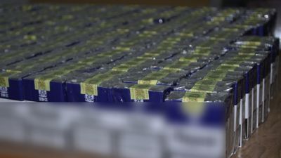 Aproximativ 8.000 de pachete cu ţigări de contrabandă au fost confiscate de poliţiştii de frontieră.  Foto: publika.md