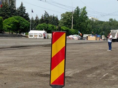 Водителей просят двигаться согласно временным дорожным указателям.