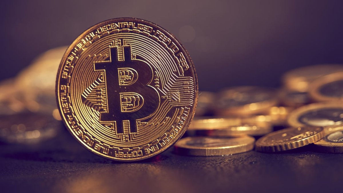 Bitcoin a depășit pragul de 100.000 de dolari.