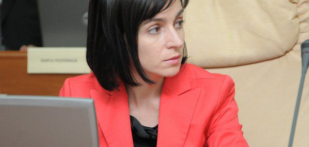 Ministrul Educației, Maia Sandu, spune că ar putea părăsi Guvernul dacă nu se fac progrese pentru găsirea celor care au stat în spatele devalizării Băncii de Economii, Băncii Sociale și Unibank, de unde se bănuiește că s-au făcut delapidări de zeci de miliarde de lei.