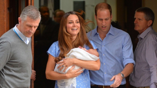 Kate Middleton a născut un băieţel, care este al treilea ca succesiune la tronul Marii Britanii. 