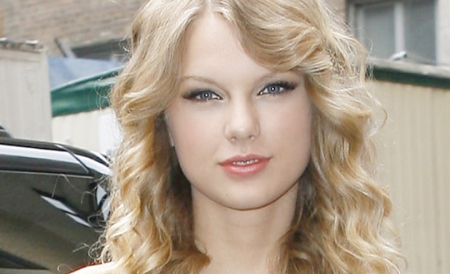 ”Chiar se uită la Olimpiadă”, a scris Taylor Swift pe Twitter, la descrierea pozei cu felina întinsă confortabil pe pat.
