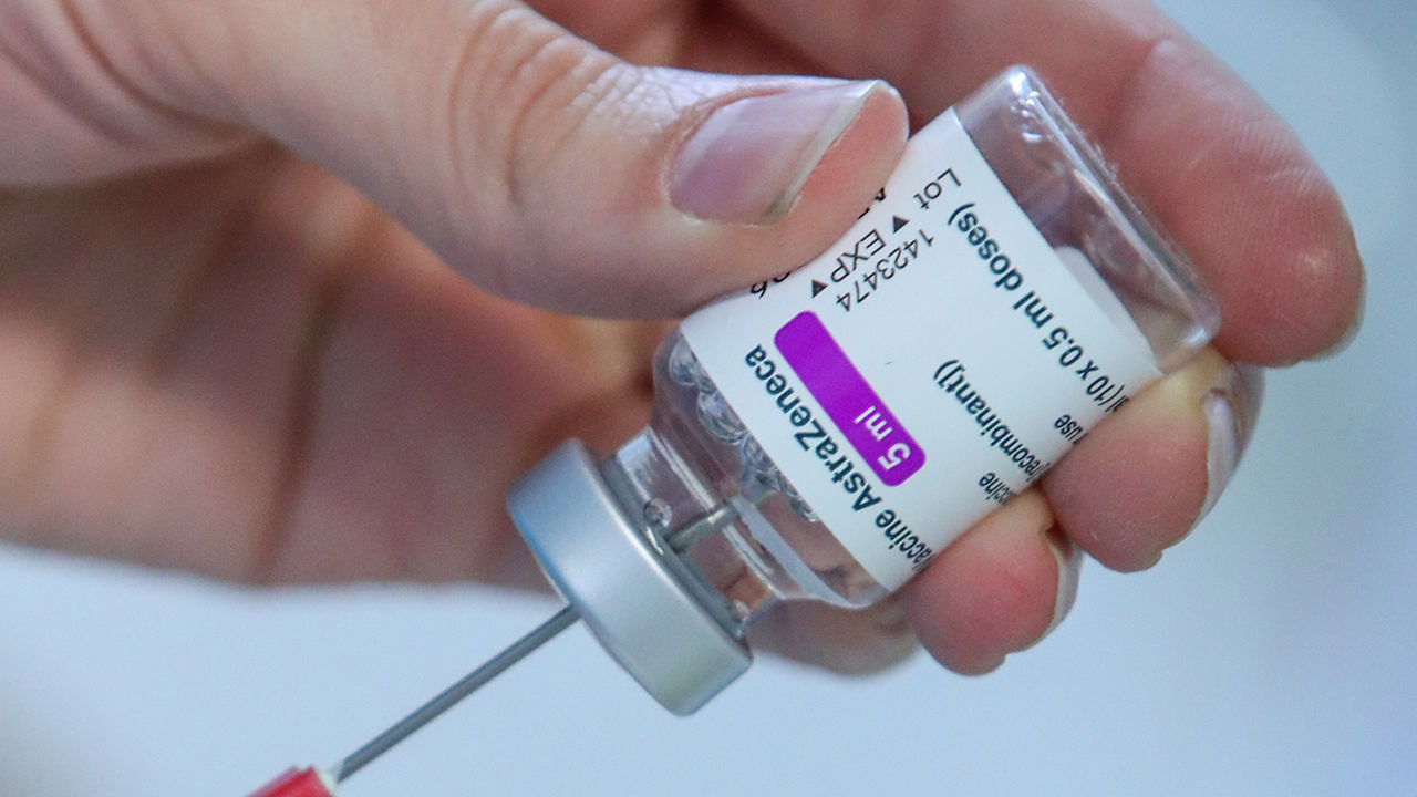 Глава Еврокомиссии пригрозила AstraZeneca запретом на экспорт вакцины.
