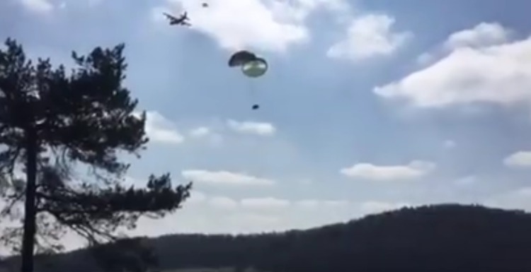 Броневики десантировали на военной базе в немецкой Баварии в рамках учений НАТО.