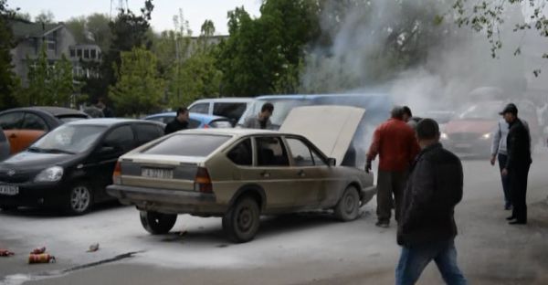 Soferii din preajma si trecatorii au reusit sa localizeze si sa stinga flacarile in cateva minute. Foto: protv.md