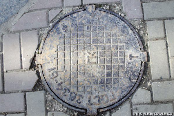 В Кишинёве насчитывается около 100 тысяч люков, которые закрыты чугунными крышками или железобетонными плитами.
