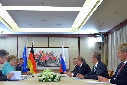 Путин и Меркель обсудили сирийский кризис и ситуацию на Украине.