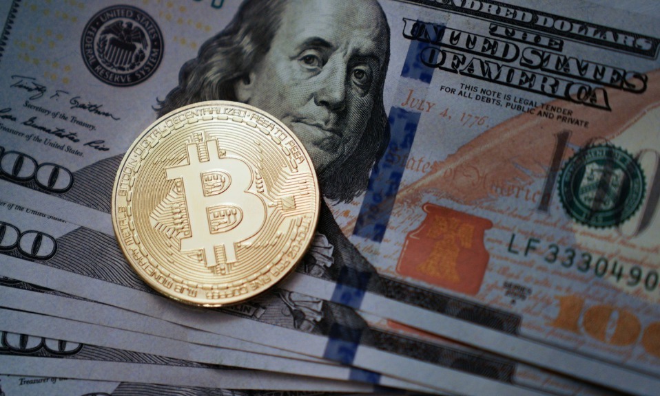 Курс биткоина пробил отметку в $8000 и после небольшой коррекции торгуется за $7644.