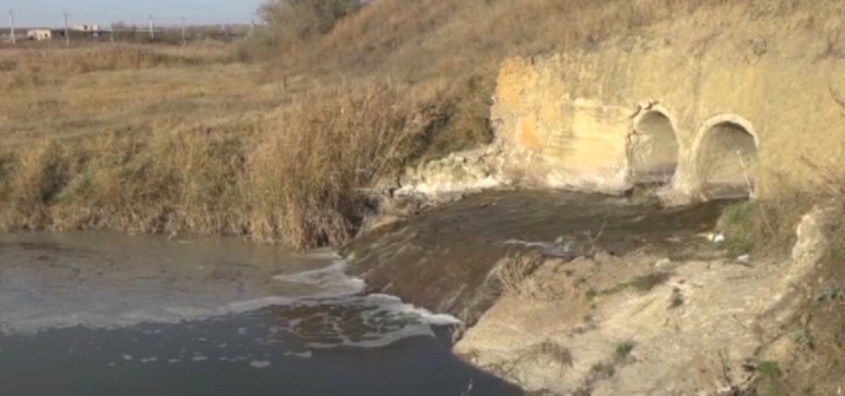 Водоем загрязняется от сточных вод, поступающих из города Фалешты.