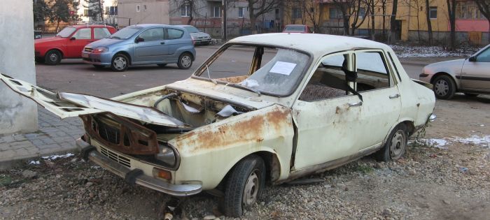Zeci de maşini abandonate ruginesc pe străzile Capitalei
