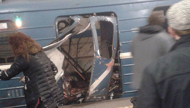 Власти подозревают версию теракта во взрыве метро Петербурга.