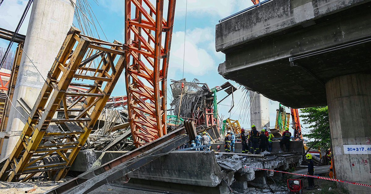 Un drum aflat în construcție s-a prăbușit la Bangkok: Cel puțin cinci muncitori au murit.