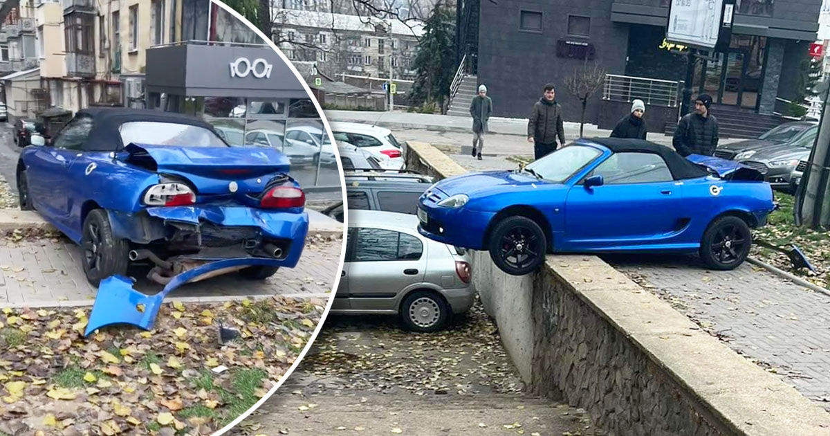 В столице произошло ДТП: повреждены два припаркованных автомобиля.