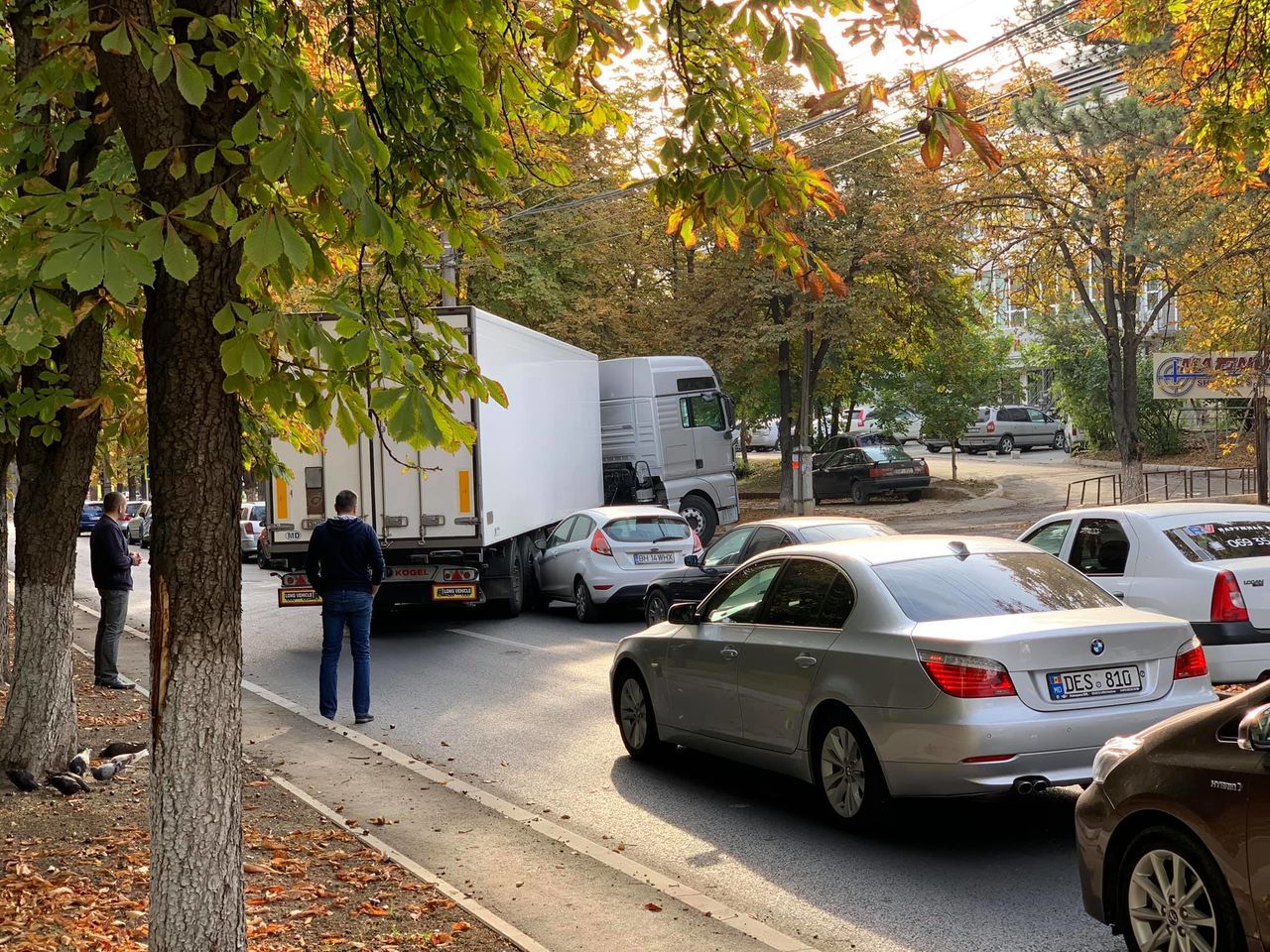 Из-за узкого заезда фура не вписалась в поворот и задела легковой автомобиль мари Ford. 