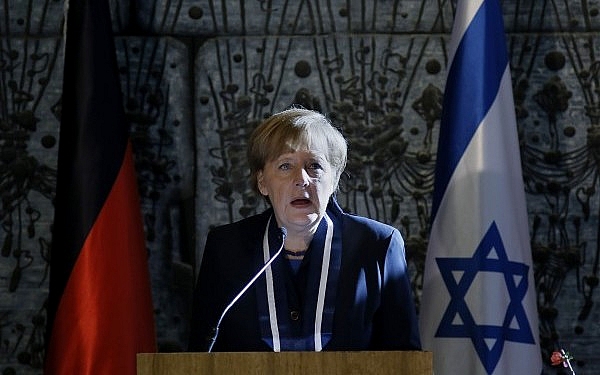 Din colectia fotografiilor rusinoase pentru liderii politici, zilele acestea a aparut in prim-plan o poza cu Angela Merkel.