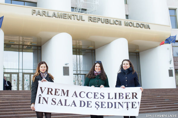 Protestul face parte dintr-o campanie iniţiată de Centrul pentru Jurnalism Independent în anul 2014.