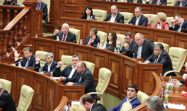 Majoritatea parlamentară a votat astăzi în prima lectură ridicarea imunității deputaților. 
