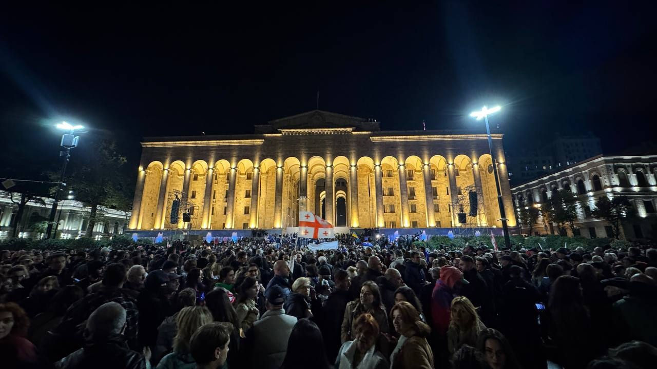 В Тбилиси проходит масштабный митинг против «фальсификации выборов».