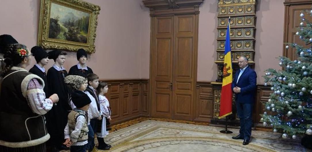 O ceată de urători l-au vizitat pe președintele țării. Darurile oferite