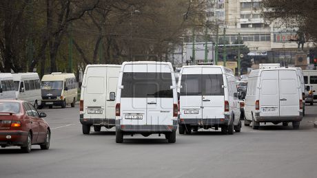În vehicul se aflau şoferul şi alte opt persoane. Foto: publika.md