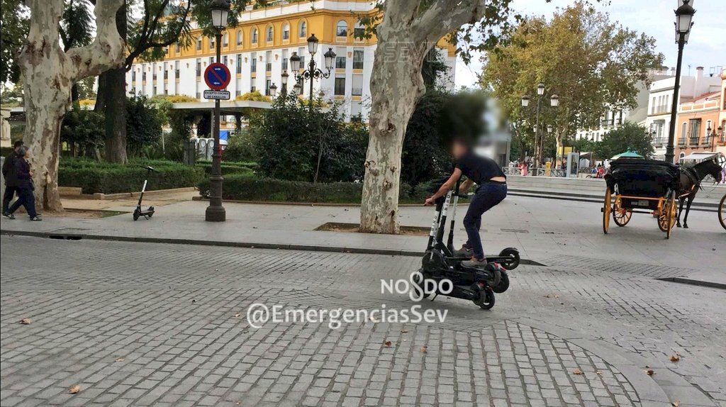 В Испании полиция оштрафовала экстремала за катание на шести самокатах.