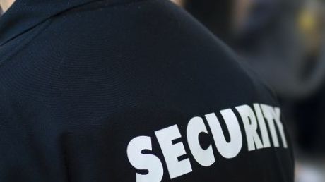 Agenți de securitate ar fi luat mită între şapte şi nouă mii de euro de persoană. Foto: sterlingpatrol.com