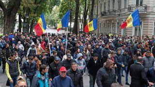 Majorarea tarifelor a scos în stradă susținătorii fracțiunii politice ”Partidul Nostru”. Foto: mbc.md
