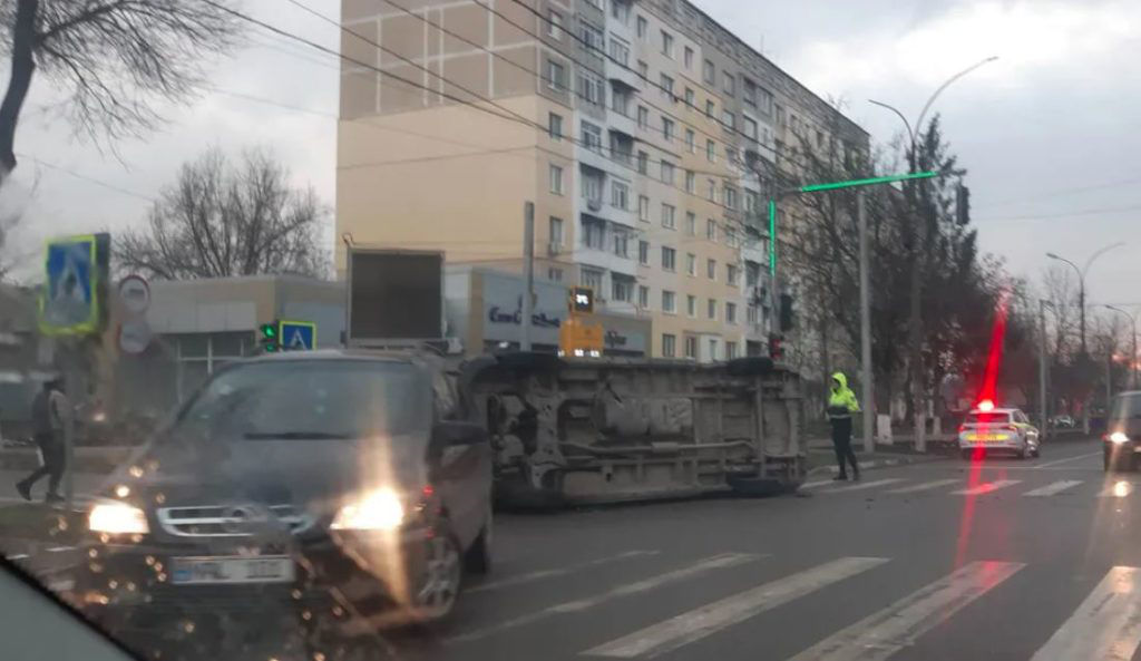 В результате ДТП в Унгенах перевернулся автомобиль.